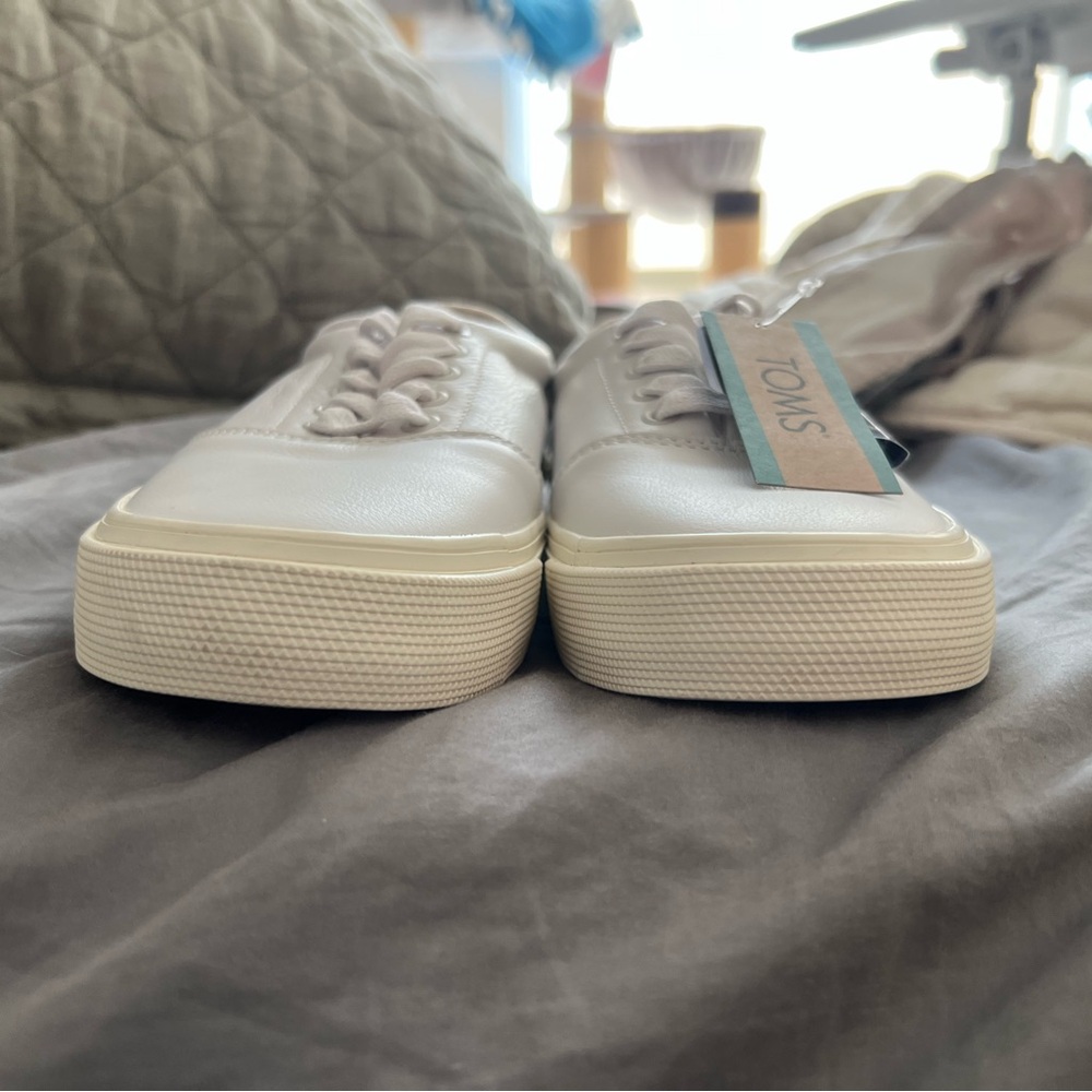 NWT size 7 Toms White Leather Sneakers with Lace-Up Design - Picture 5 of 6